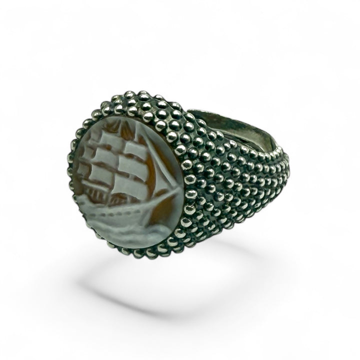 Anello veliero di cammeo montato in argento brunito