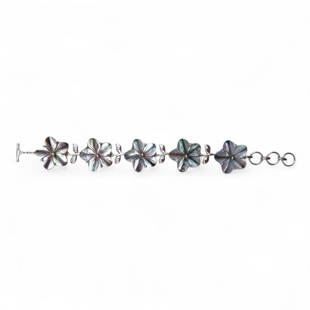 Bracciale con Fiori in Madreperla nera montato in Argento