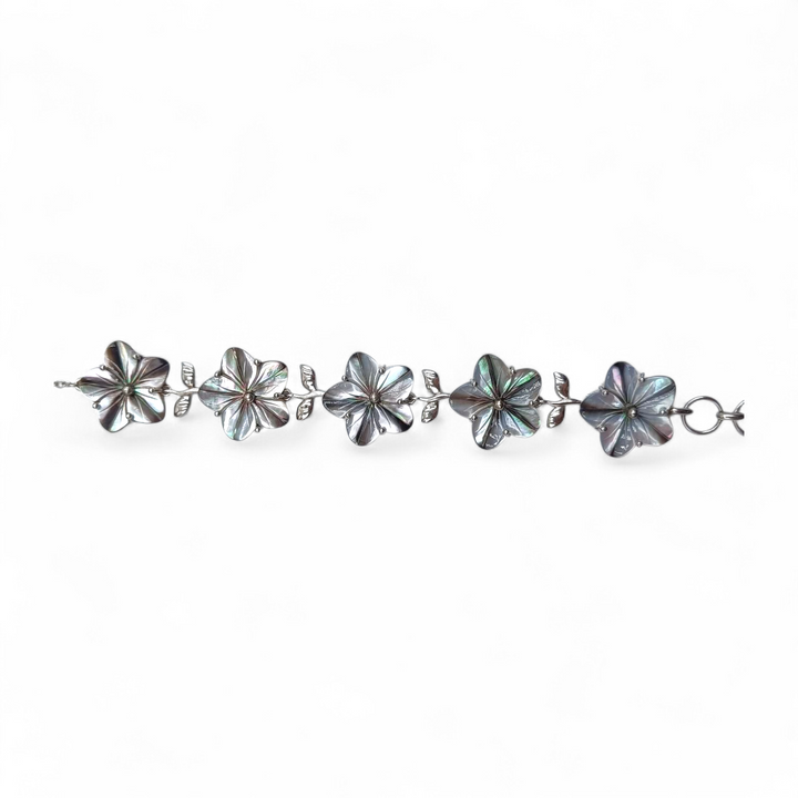 Bracciale con Fiori in Madreperla nera montato in Argento
