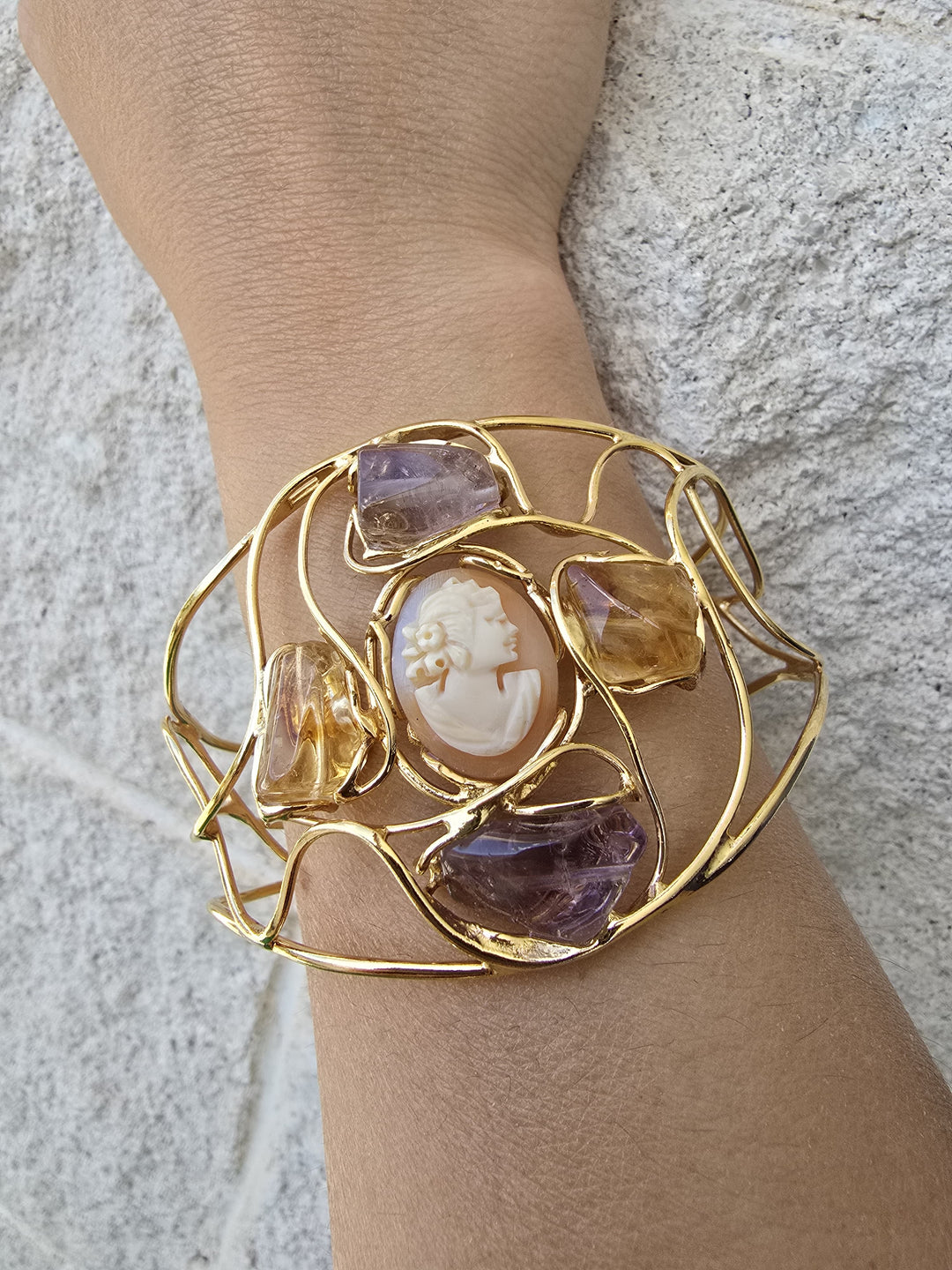 Bracciale “dea” di cammeo montato con ametista, citrino e argento