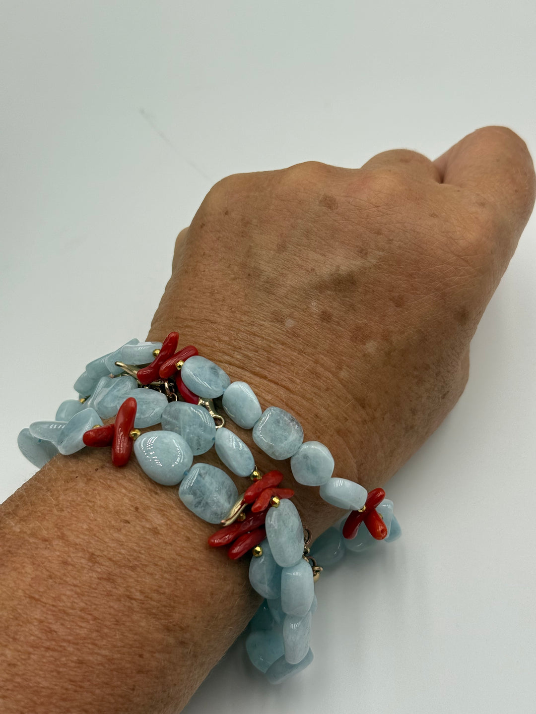 Bracciale di acquamarina e corallo montato in corallo e argento