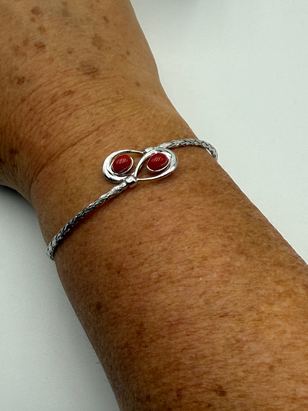 Bracciale incrocio di coralli rossi montati in argento