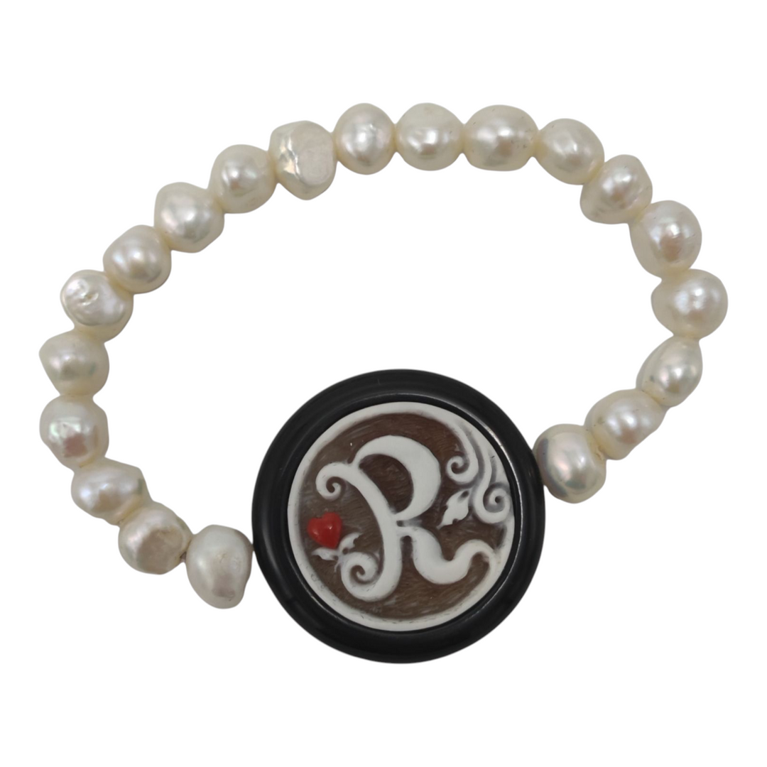 Bracciale personalizzato lettera in cammeo montato su agata Lucia Vitiello Gioielli di Napoli