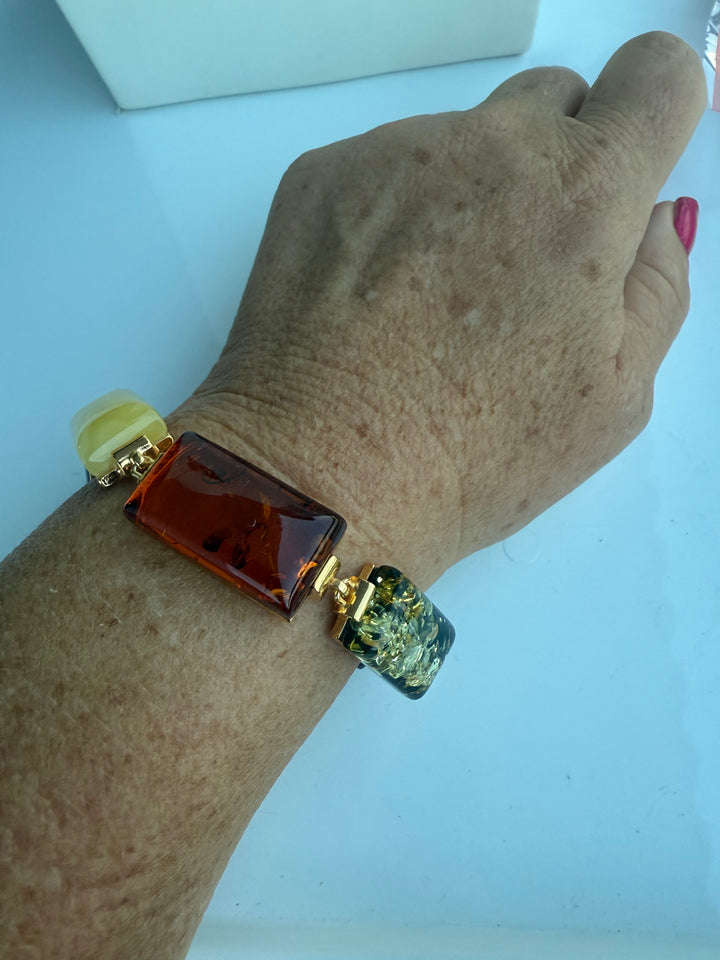Bracciale quadrato di ambra multicolore montato in argento dorato