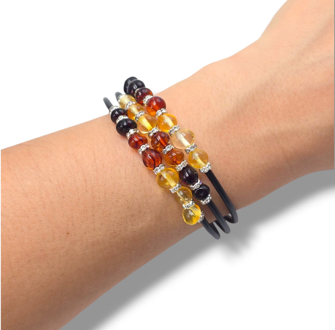 Bracciale “tre in uno” di ambra multicolor montato in caucciù e acciaio
