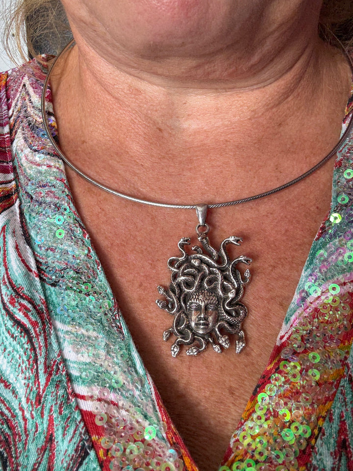Collana ciondolo “Gorgonia Medusa” inciso e lavorato in argento brunito