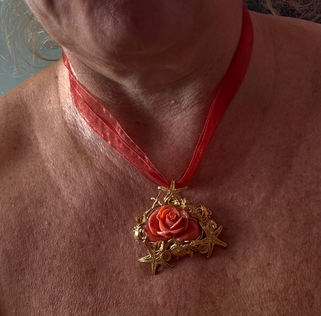 Collana ciondolo rosa di corallo cerasuolo montato in argento galvanica oro