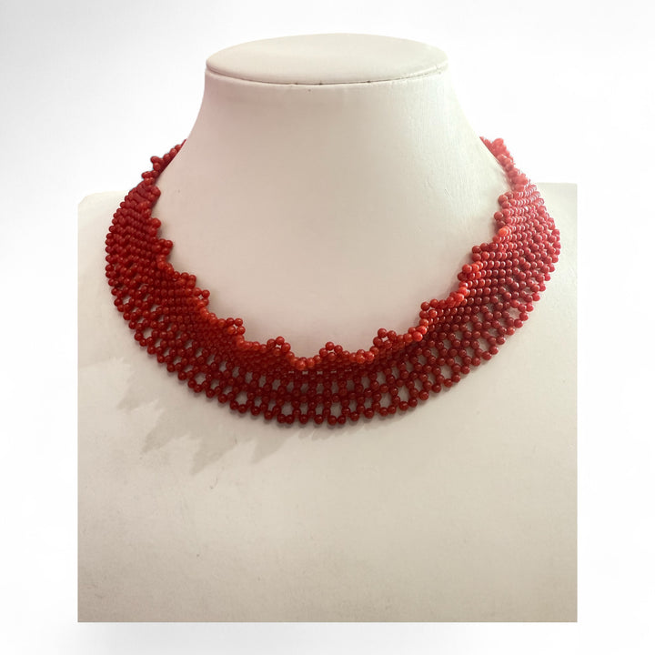 Collana di corallo rosso ricamata montato in argento