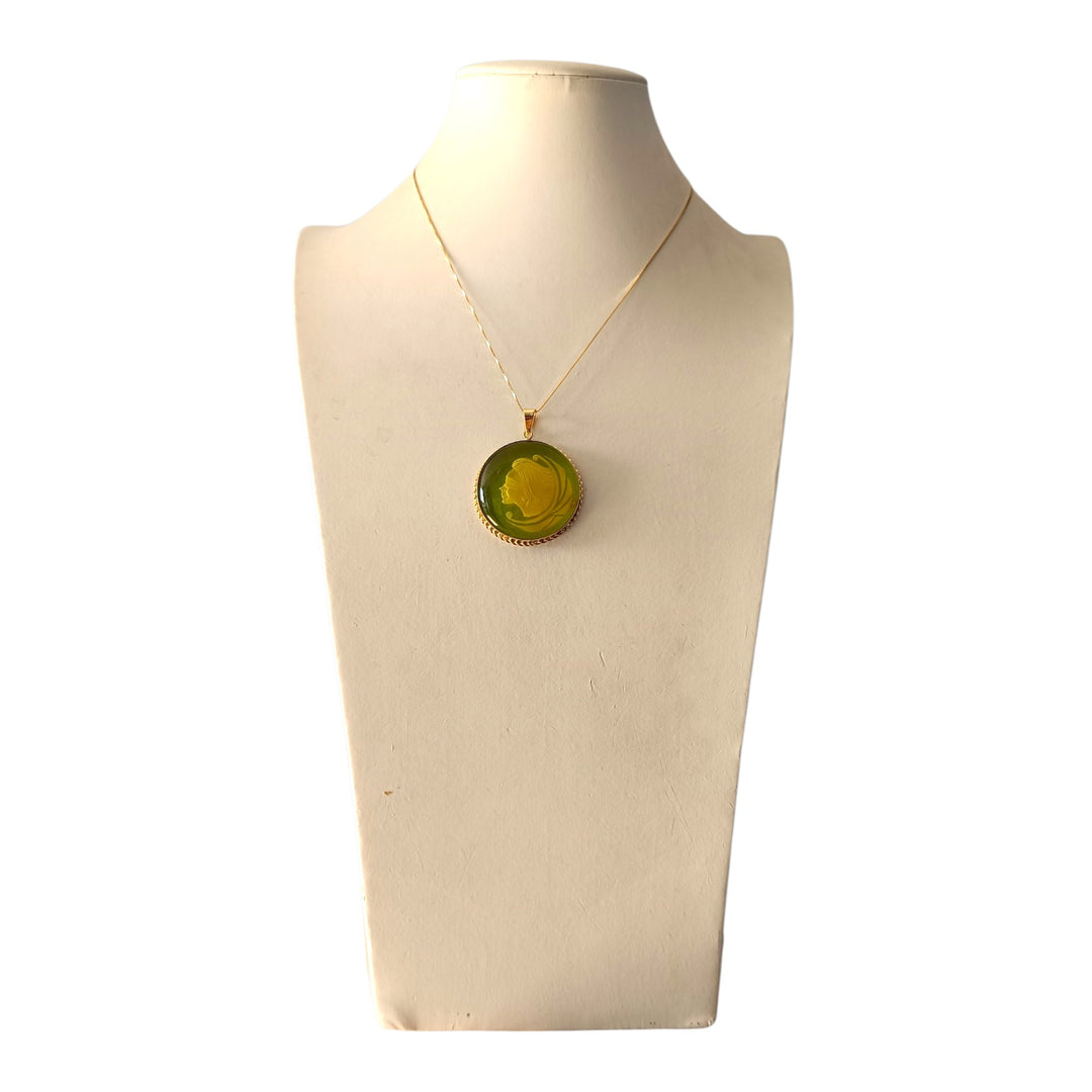 Ciondolo Dea Bendata di Ambra verde montato in Argento Dorato