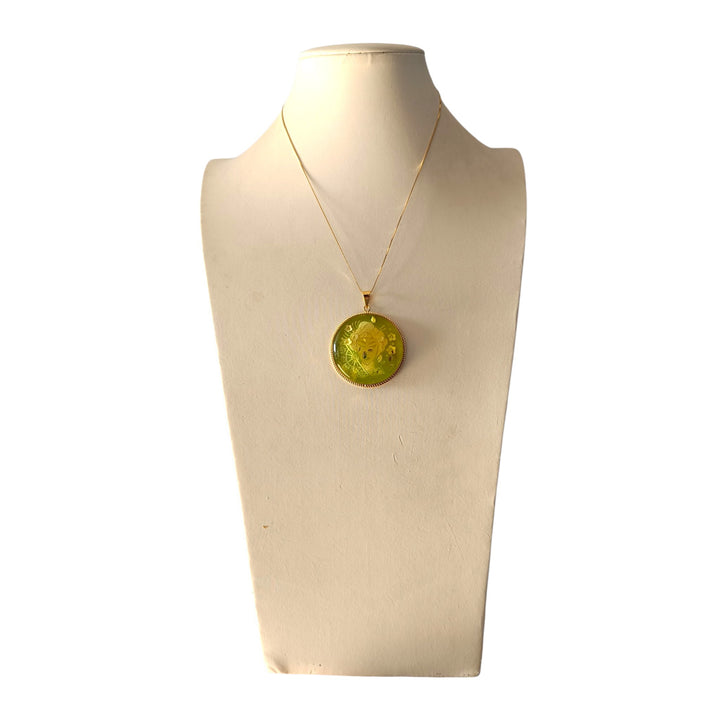 Ciondolo Geisha di Ambra verde montato in Argento Dorato