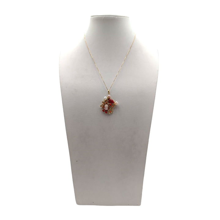 Ciondolo Dama di Cammeo, Corallo e Perle montato in Bronzo