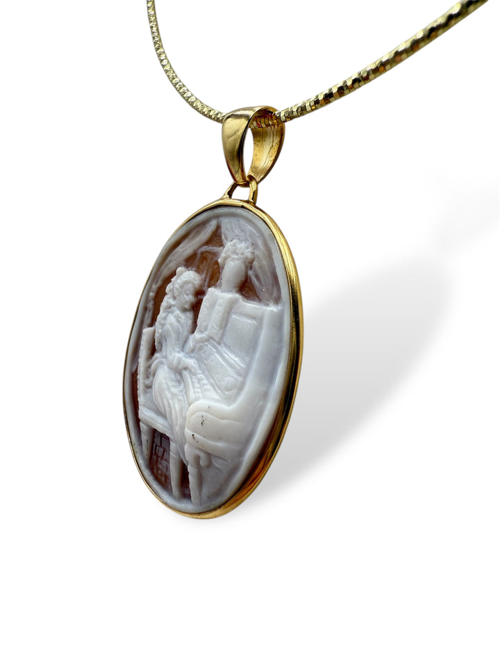 COLLANA CON CIONDOLO “DEA DELLA MUSICA” DI CAMMEO MONTATO IN ARGENTO DORATO