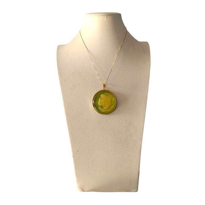 Ciondolo Dea Bendata di Ambra verde montato in Argento Dorato