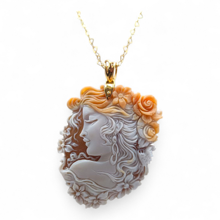 Ciondolo Dea della Fortuna in Cammeo montato su Argento Dorato