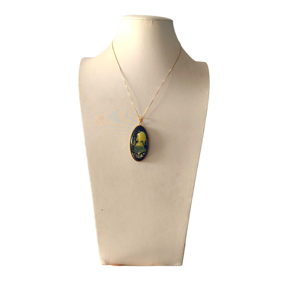 Ciondolo Geisha di Ambra blu montato in Argento Dorato
