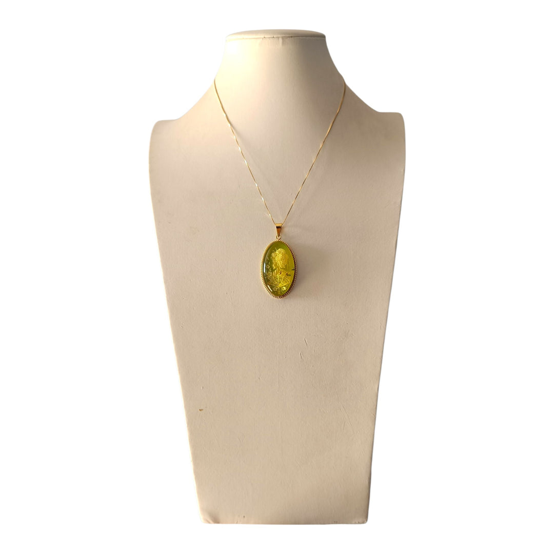 Ciondolo Geisha di Ambra verde montato in Argento Dorato