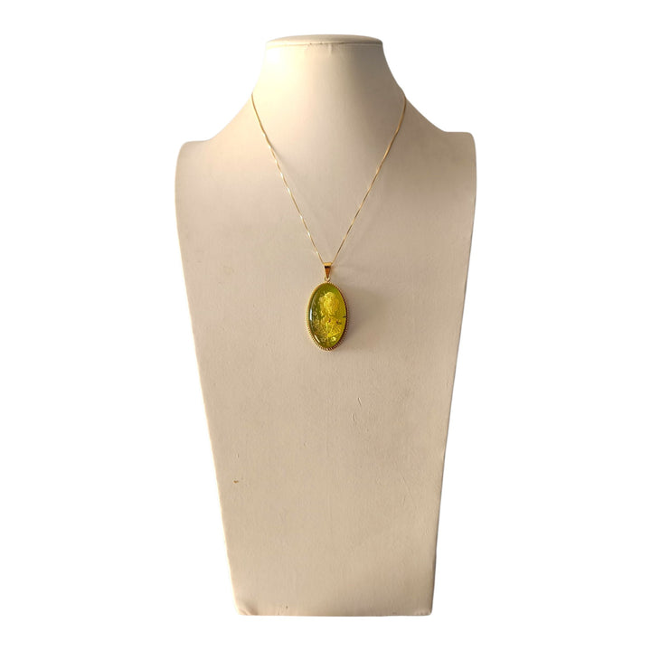 Ciondolo Geisha di Ambra verde montato in Argento Dorato