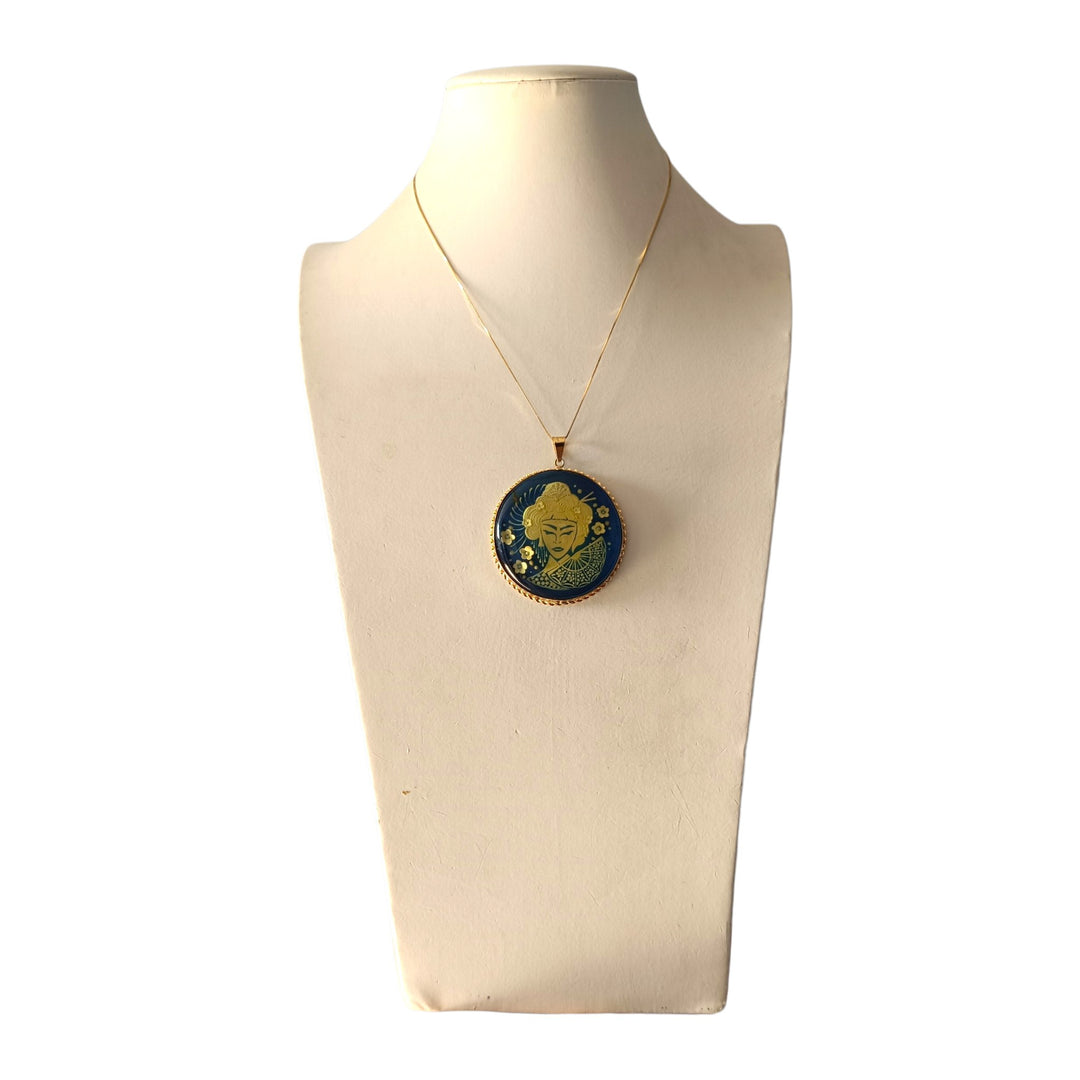 Ciondolo Geisha di Ambra blu montato in Argento Dorato