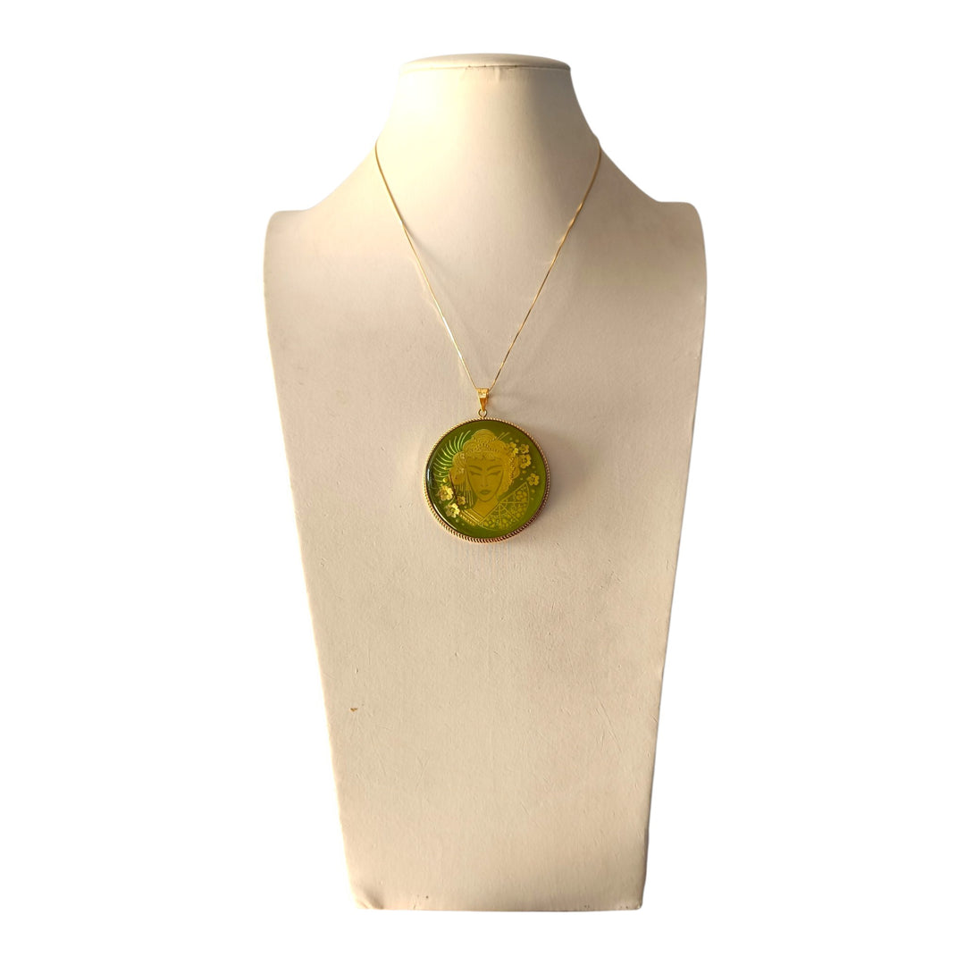 Ciondolo Geisha di Ambra verde montato in Argento Dorato