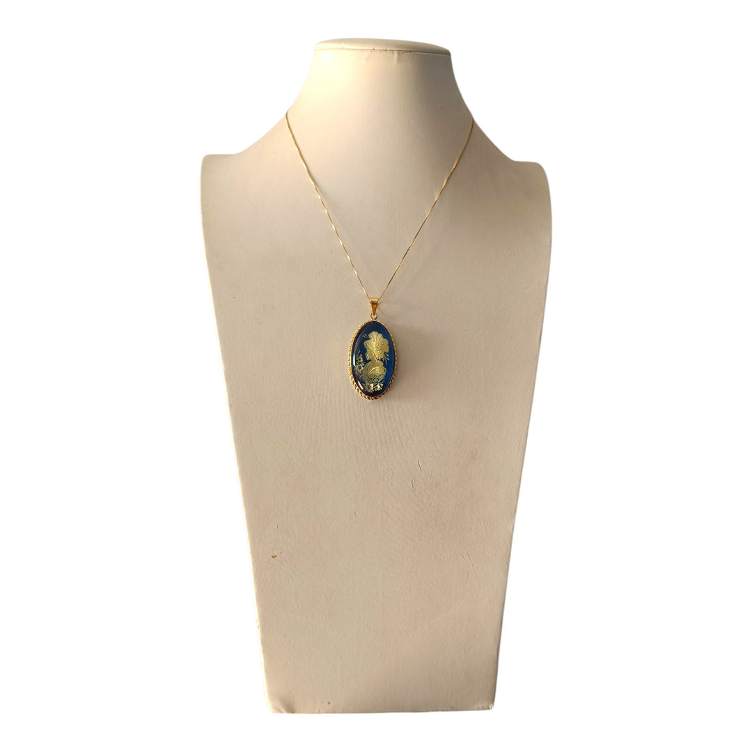 Ciondolo Geisha di Ambra blu montato in Argento Dorato