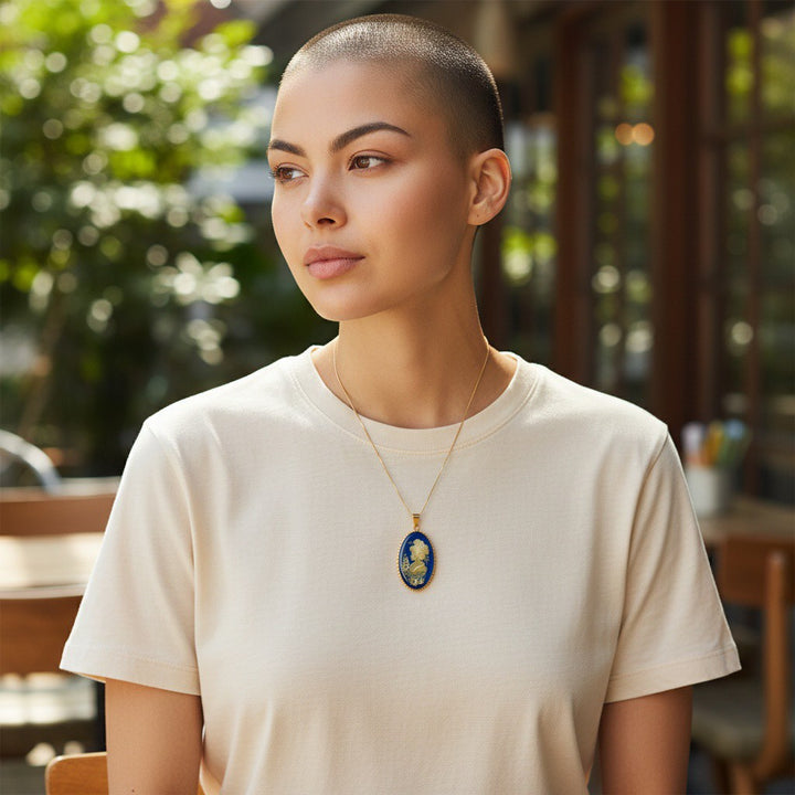 Ciondolo Geisha di Ambra blu montato in Argento Dorato