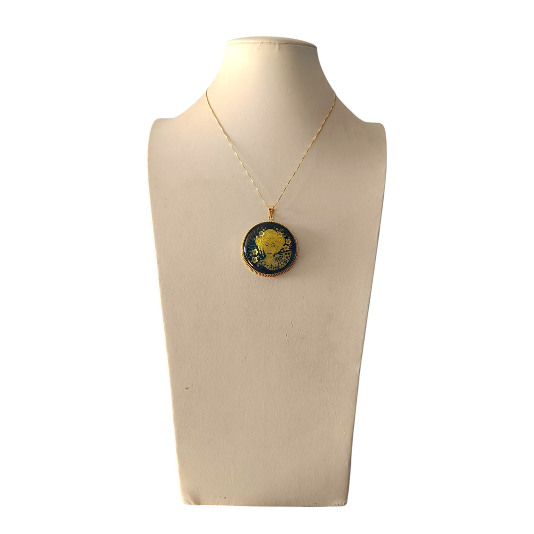 Ciondolo Geisha di Ambra montato in Argento Dorato