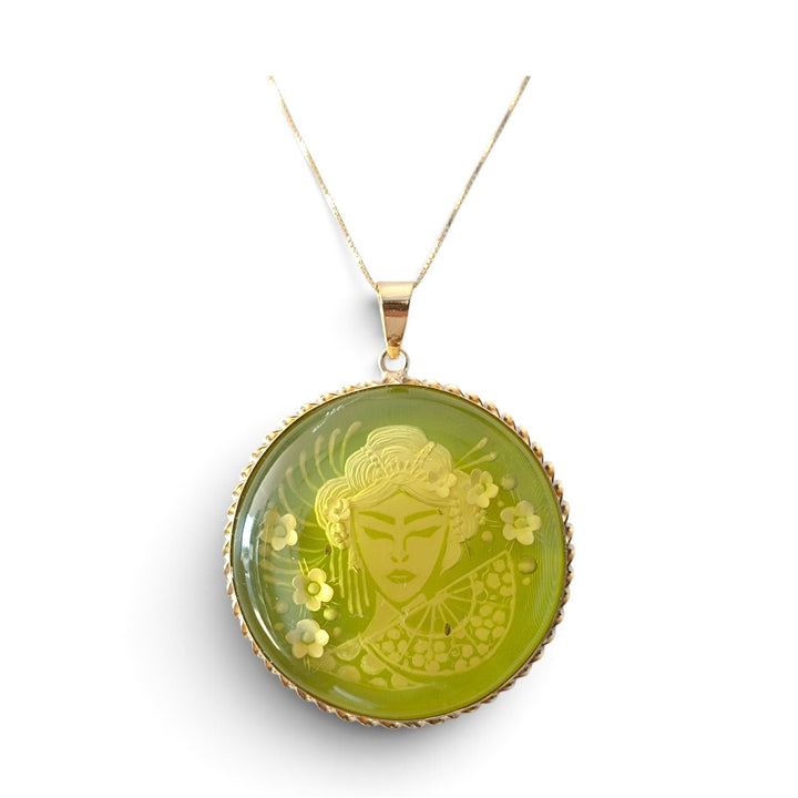 Ciondolo Geisha di Ambra montato in Argento Dorato