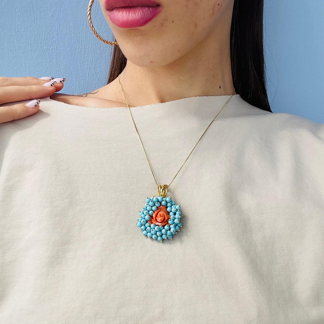 Collana ciondolo rosa in corallo montata in argento dorato