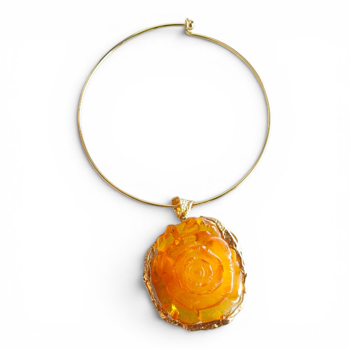Collana ciondolo “rosa gialla” di ambra gialla montata in argento