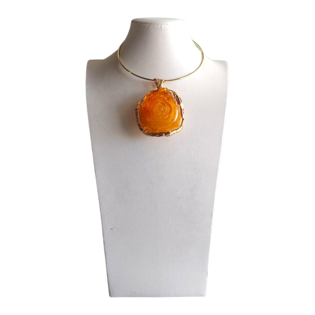 Collana ciondolo “rosa gialla” di ambra gialla montata in argento