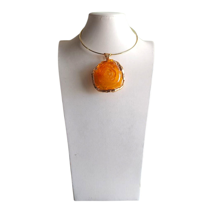Collana ciondolo “rosa gialla” di ambra gialla montata in argento
