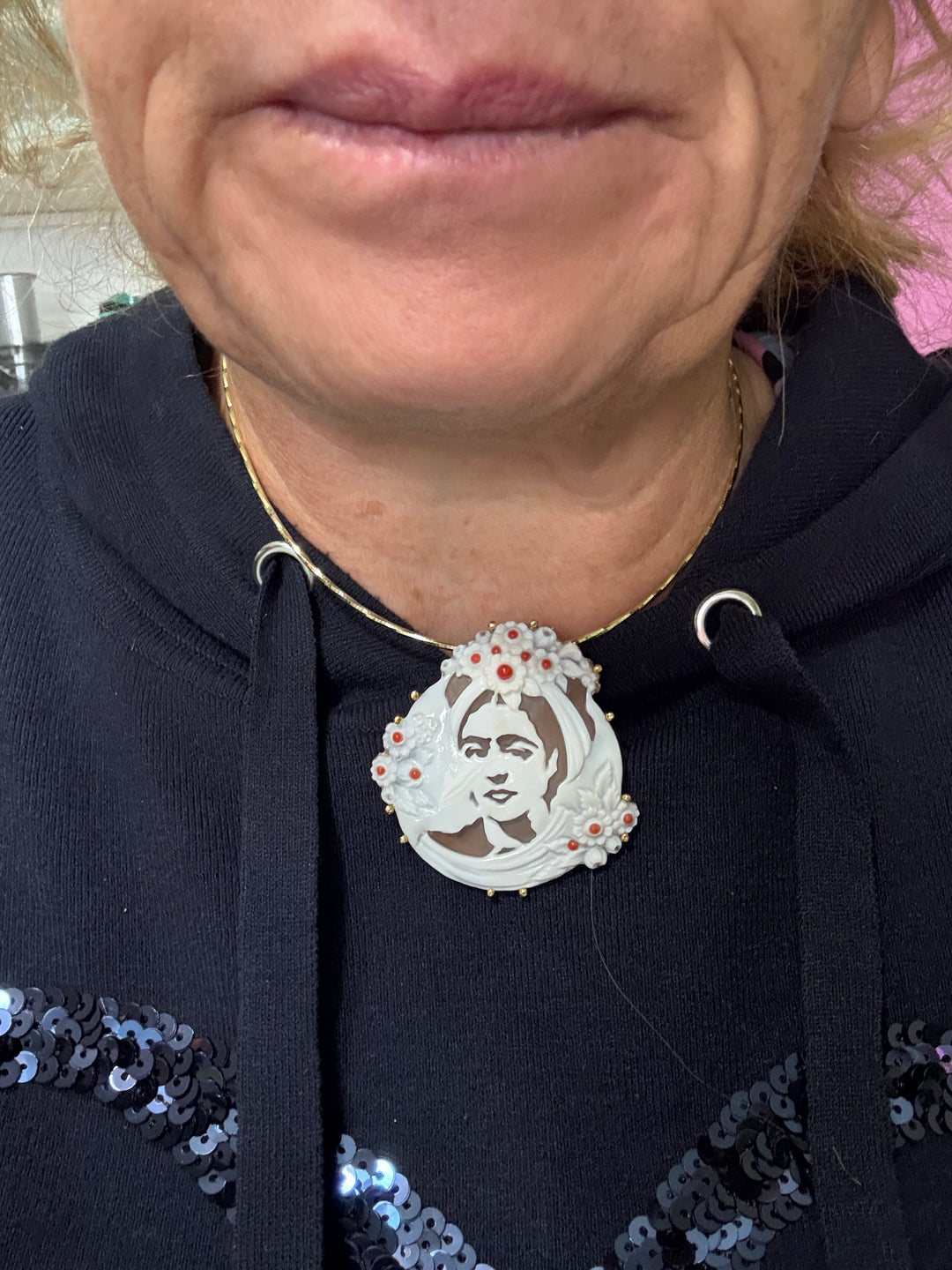 Ciondolo “Frida kahlo” di cammeo sardonico e corallo montato in argento
