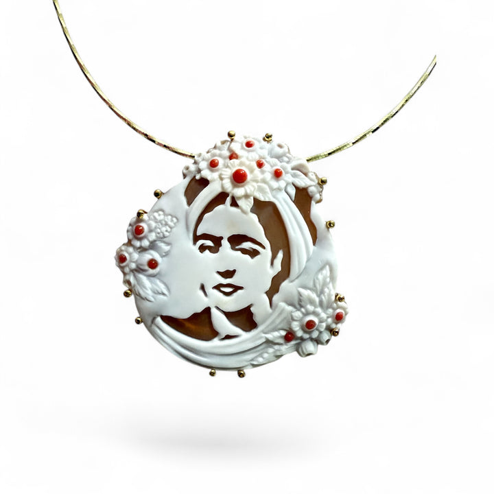 Ciondolo “Frida kahlo” di cammeo sardonico e corallo montato in argento