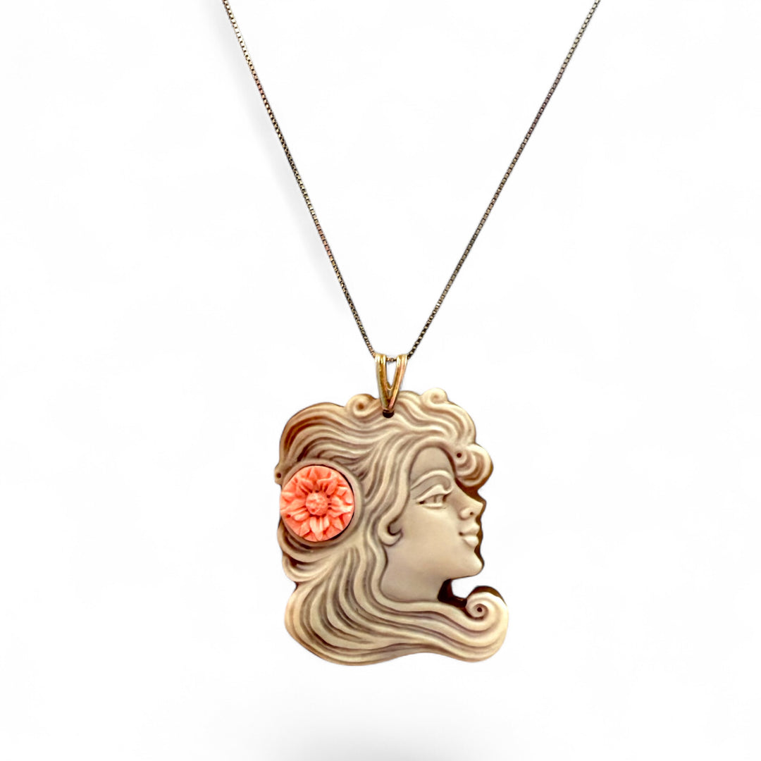 "La Natalina" pendant in cameo and paste mounted on silver