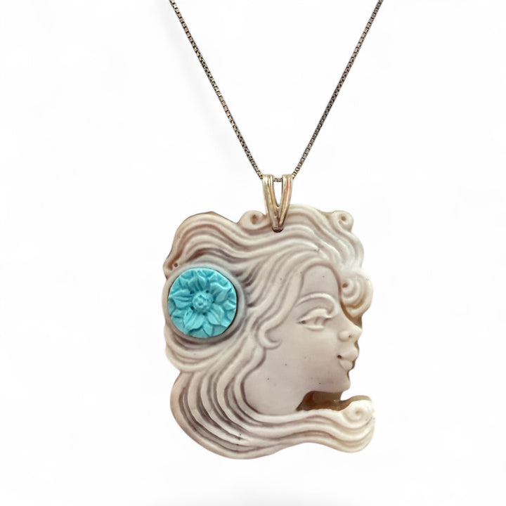 "La Natalina" pendant in cameo and paste mounted on silver