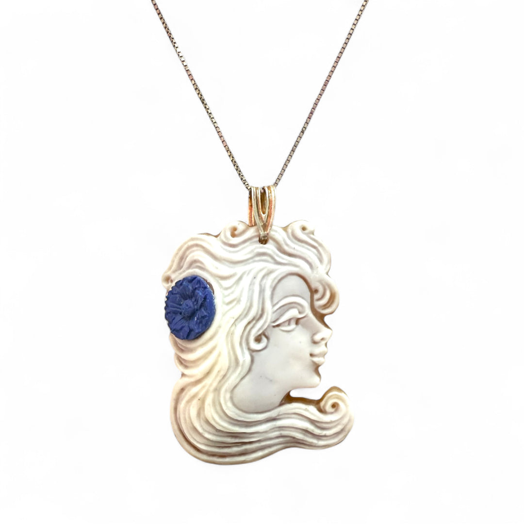 "La Natalina" pendant in cameo and paste mounted on silver