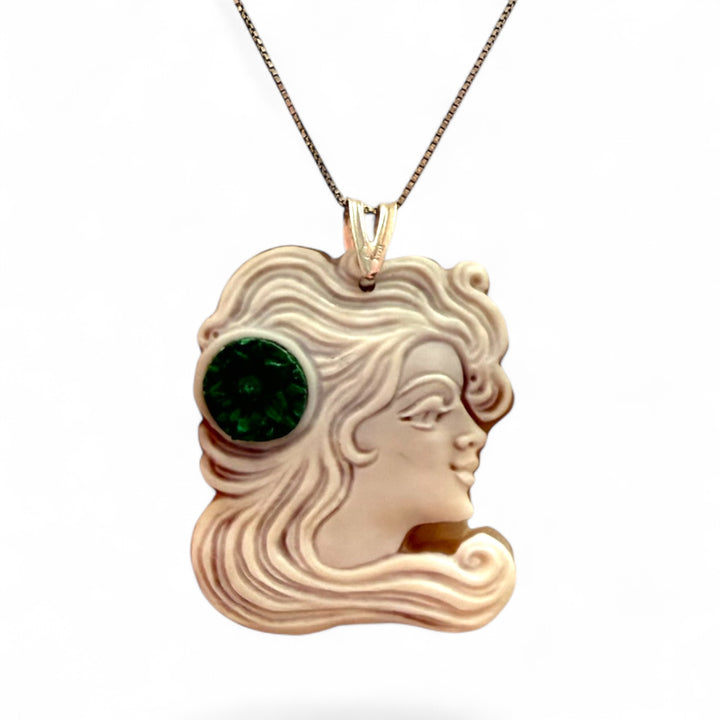 "La Natalina" pendant in cameo and paste mounted on silver