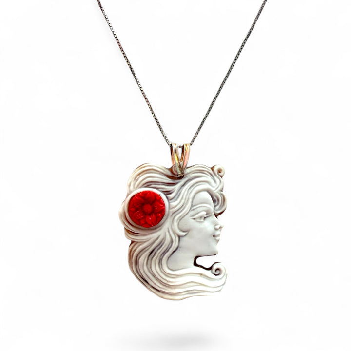 "La Natalina" pendant in cameo and paste mounted on silver