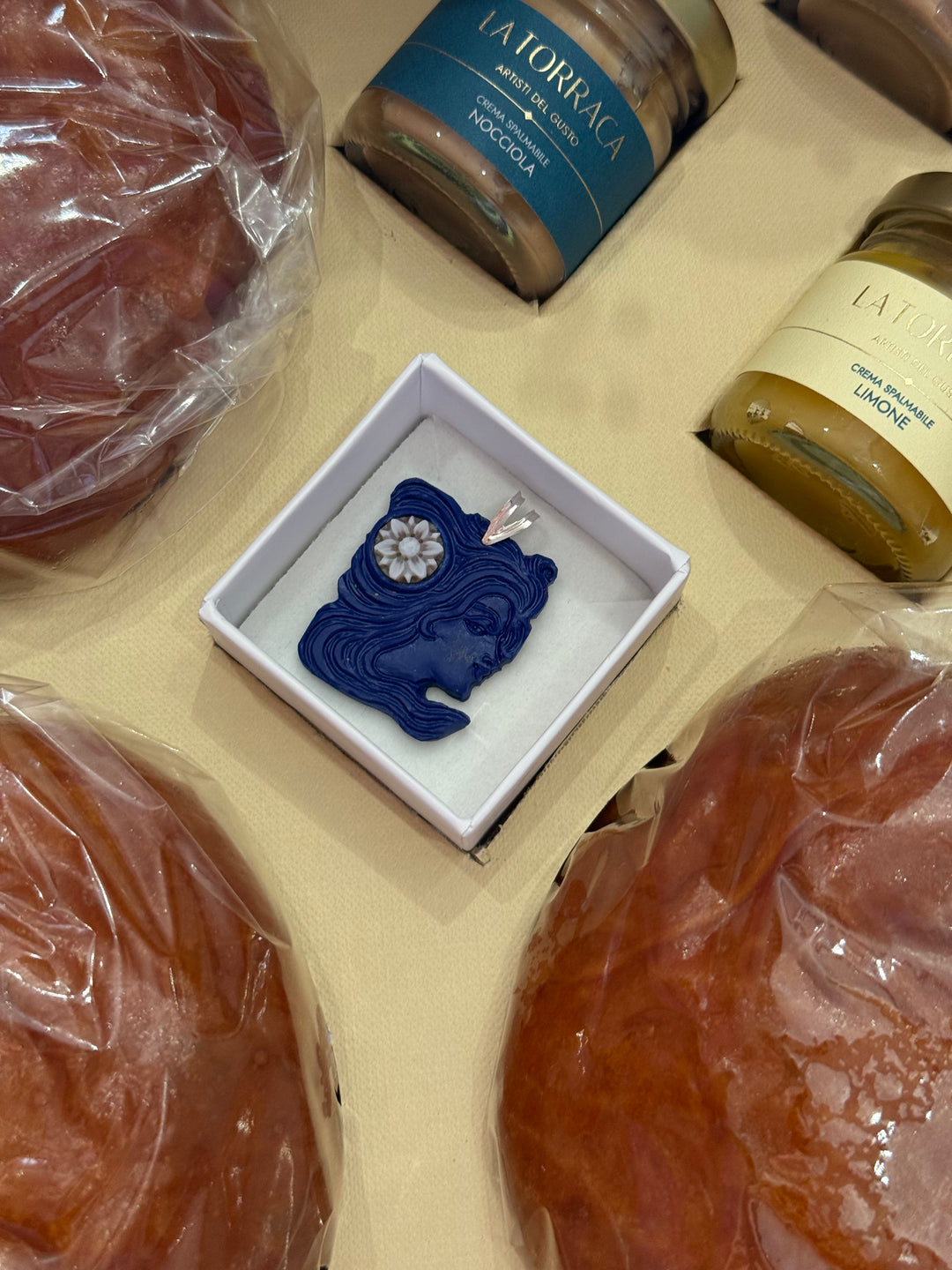 Ciondolo “Le nataline" in pasta e cammeo sardonico montate su argento