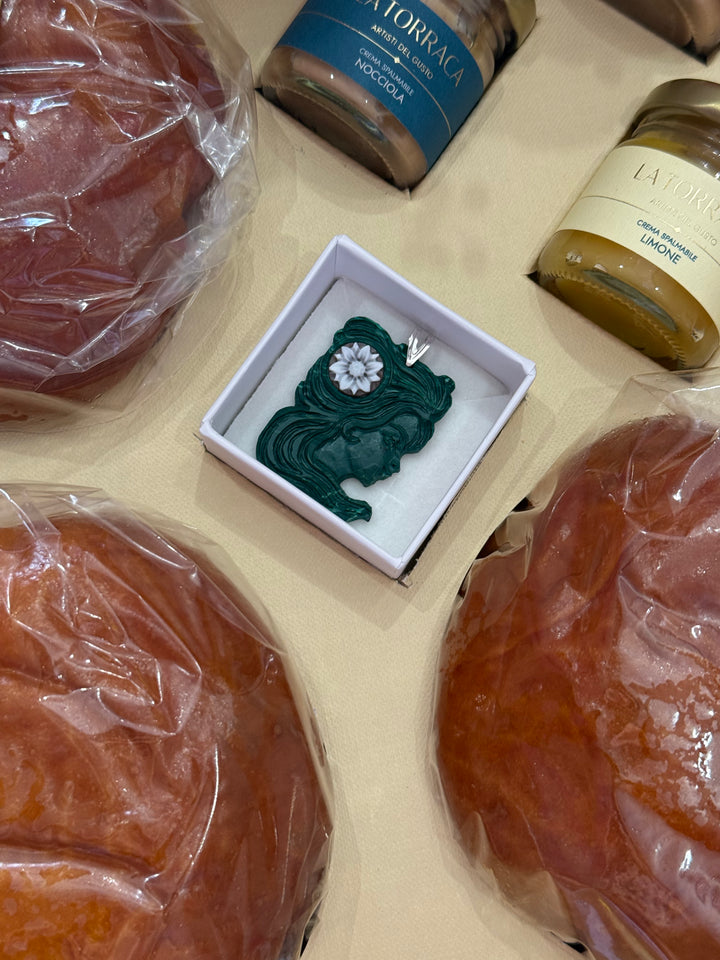 Ciondolo “Le nataline" in pasta e cammeo sardonico montate su argento