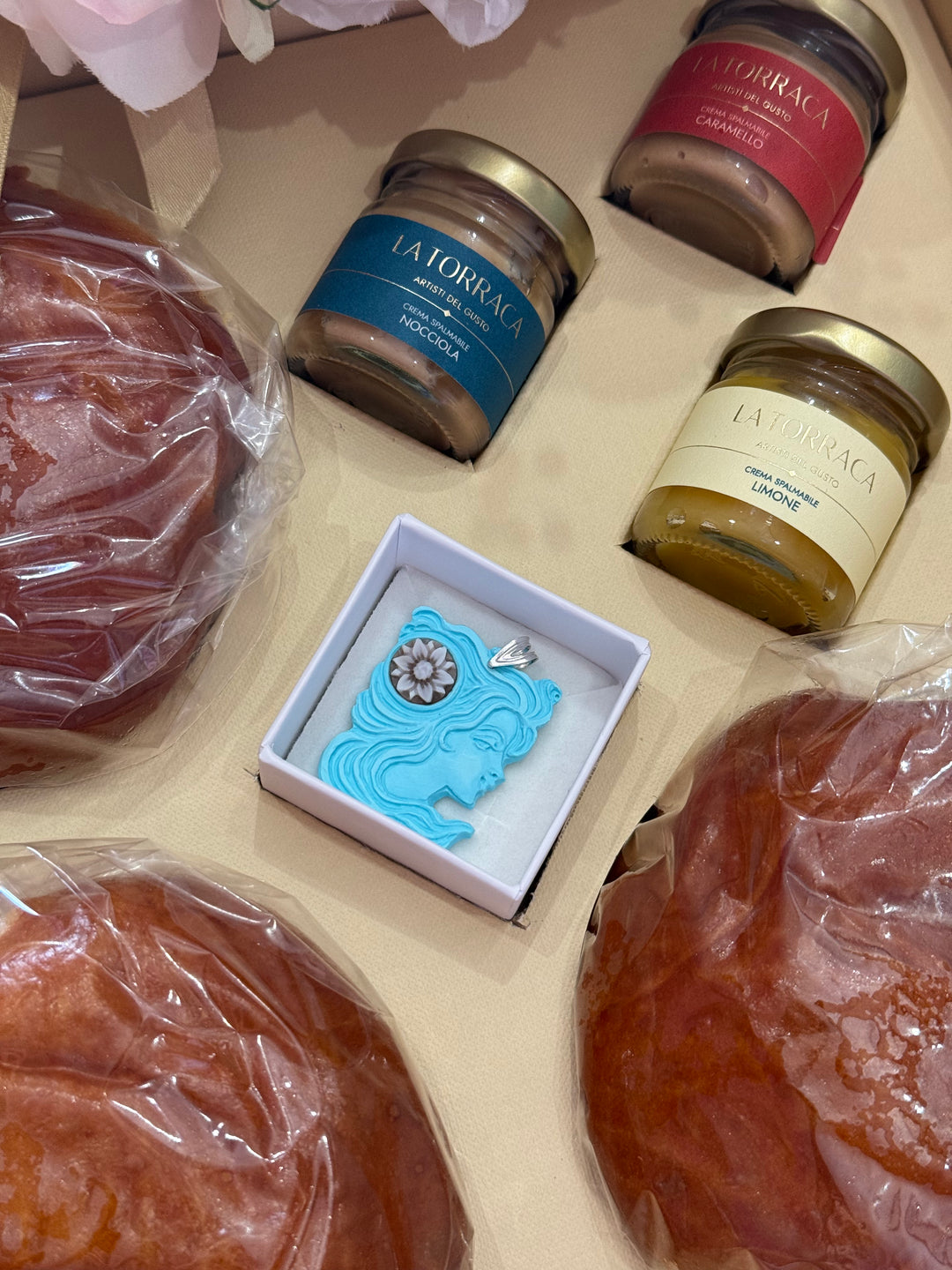 Ciondolo “Le nataline" in pasta e cammeo sardonico montate su argento