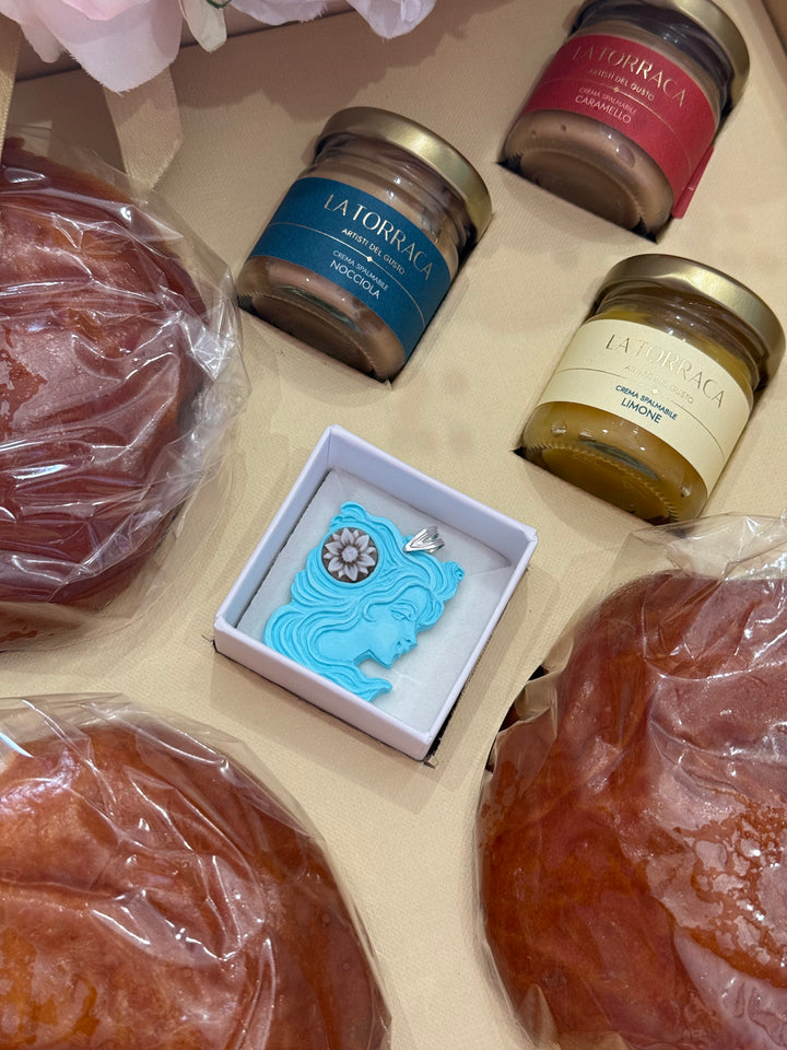 Ciondolo “Le nataline" in pasta e cammeo sardonico montate su argento