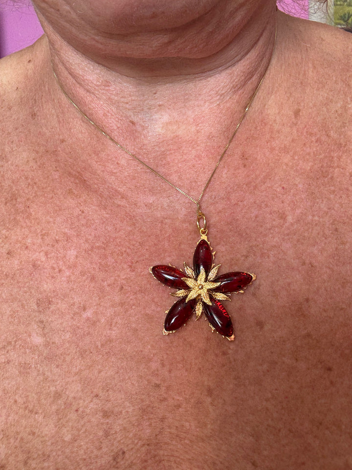 Ciondolo “ Margherita” di ambra rossa montata in argento dorato