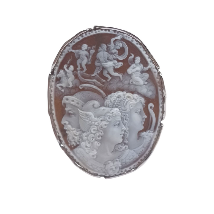 Ciondolo spilla  "scena epoca medievale" inciso in cammeo montato su argento