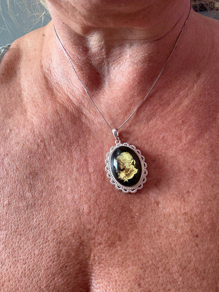 Ciondolo “dama” di ambra del mar baltico montata in argento