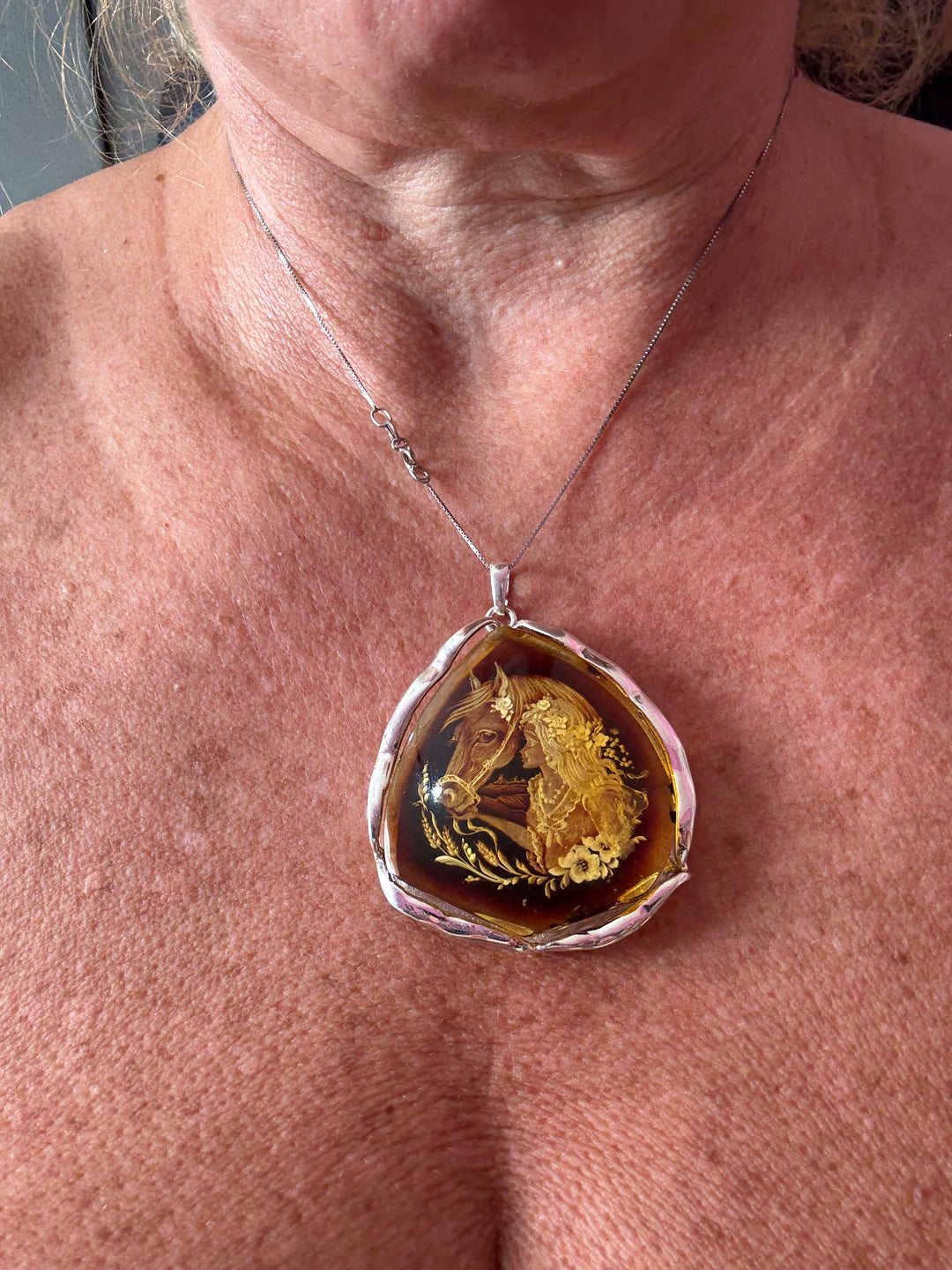 Ciondolo “dama cavallo” di ambra del baltico montato in argento