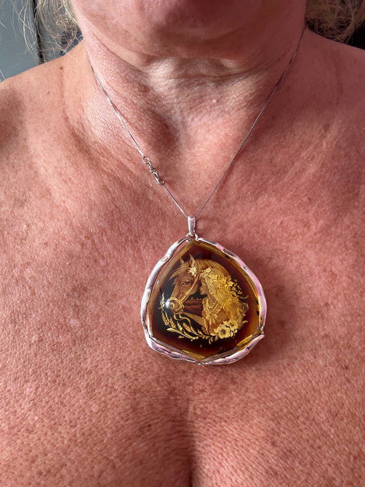 Ciondolo “dama cavallo” di ambra del baltico montato in argento