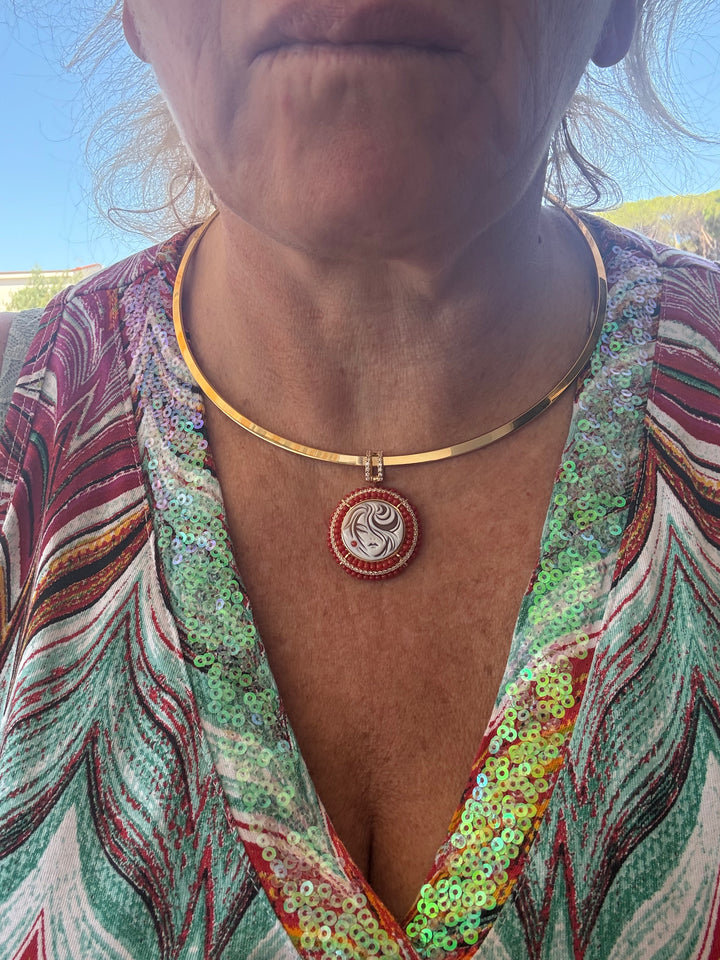 “Lady” pendant in cameo and red coral – woven work on gilded silver