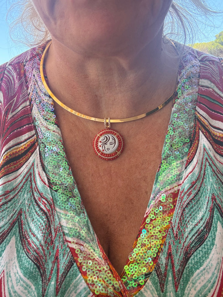 “Lady” pendant in cameo and red coral – woven work on gilded silver