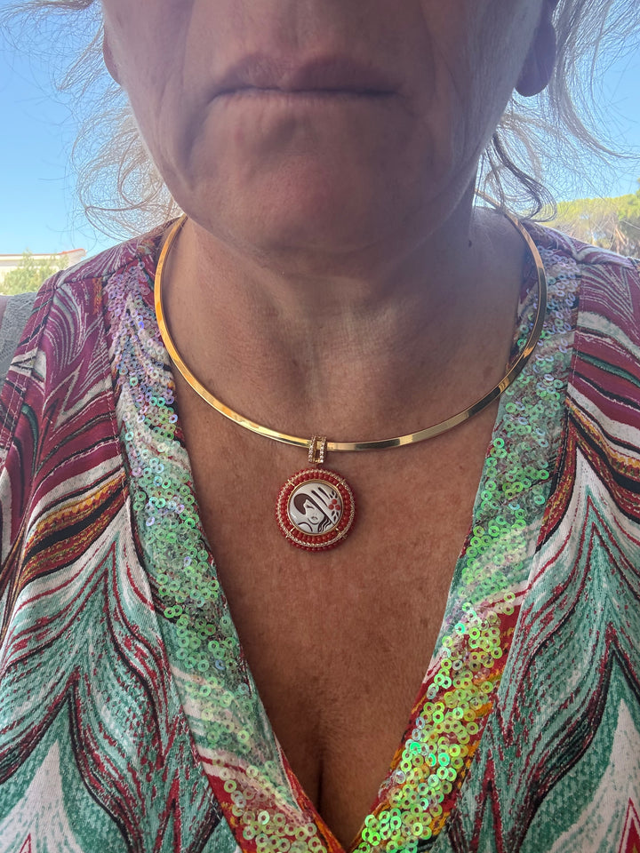 “Lady” pendant in cameo and red coral – woven work on gilded silver